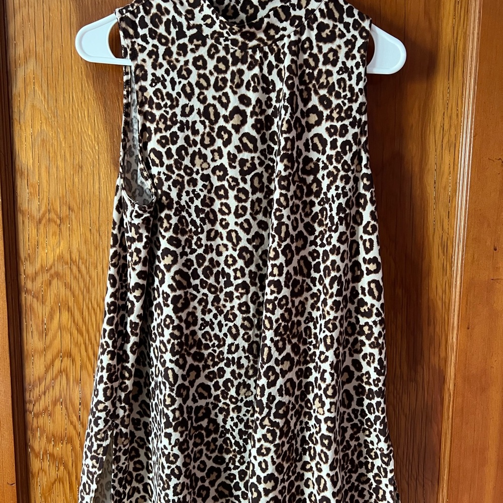 Chic Leopard Print Sleeveless Blouse